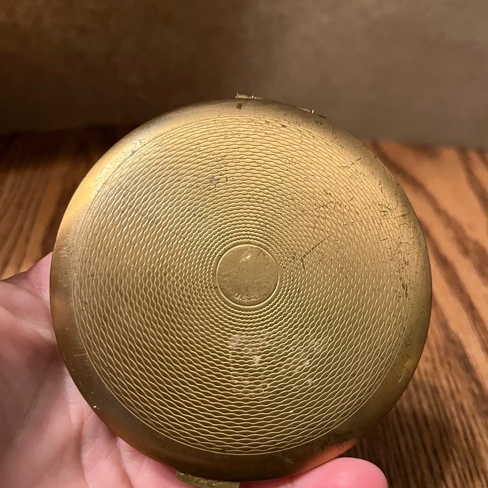 Vintage Zell Fifth Ave Refillable Powder Compact Gold Tone 1950s Powder Compact - Picture 2 of 3